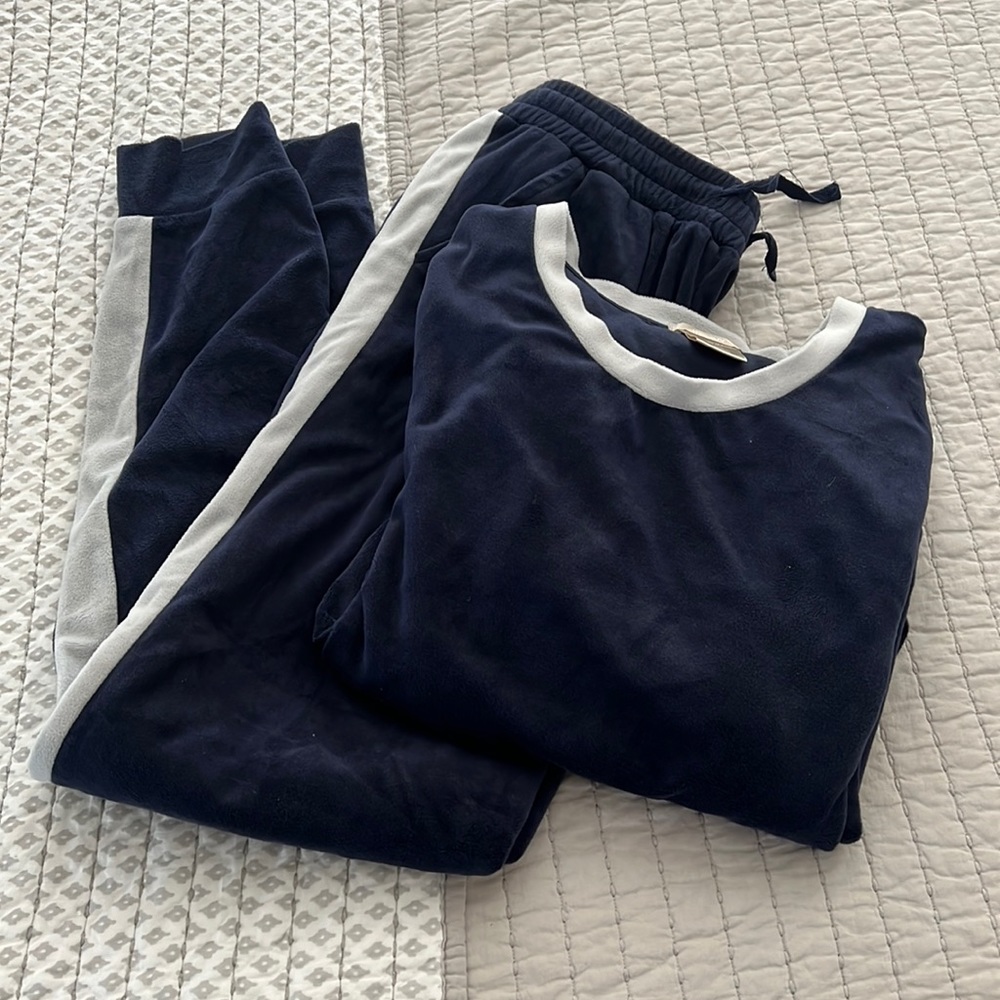Navy blue sweatshirt with joggers